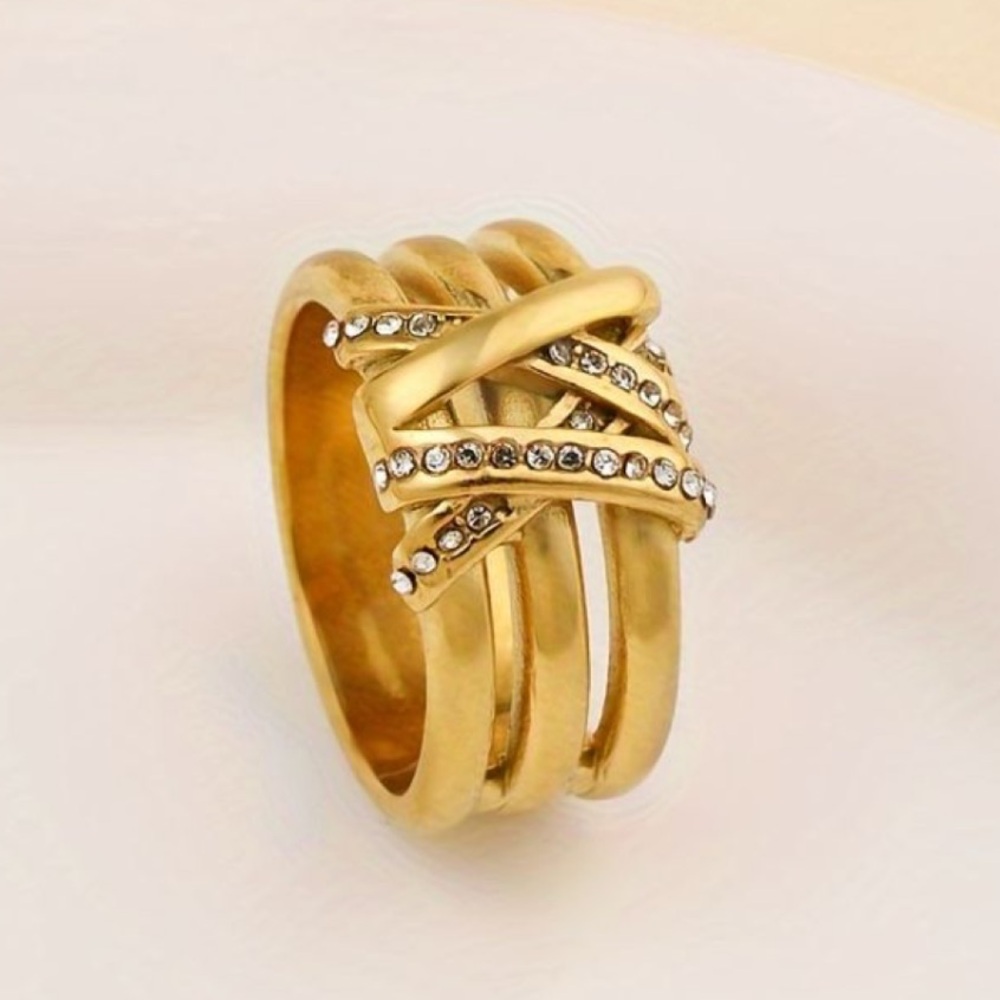 💍Elegant Gold-Tone Ring with Crystal Accents